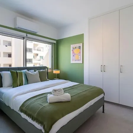 Hazel - 2-bedroom In Apartment